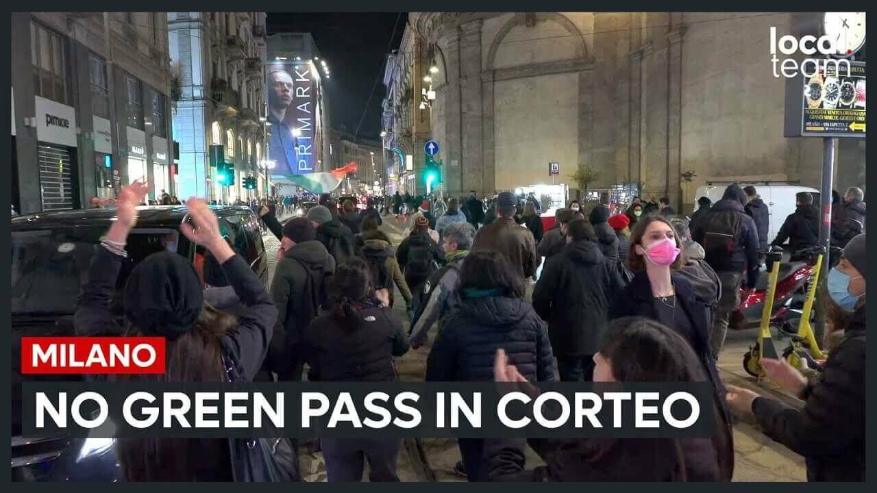 Milano, No Green Pass in corteo: bloccati dalla polizia