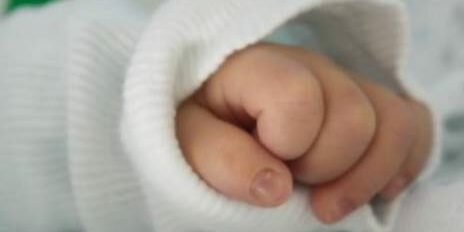 Utero in affitto, bimba abbandonata dopo la nascita