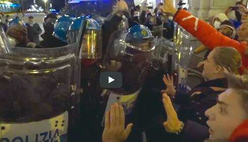 No green pass, scontri a Trieste: manganellate della polizia