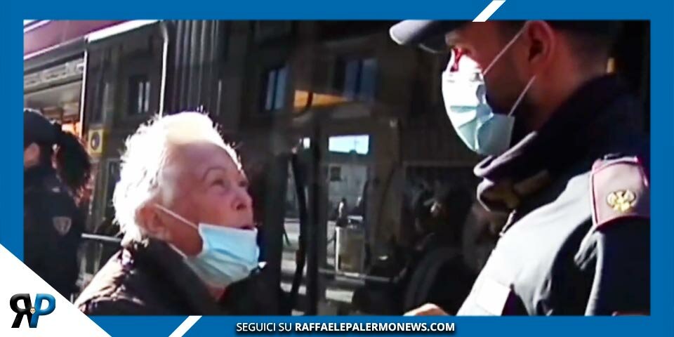 Firenze: agenti vietano a 90enne vaccinata l’accesso al bus perché priva del Green Pass (VIDEO)