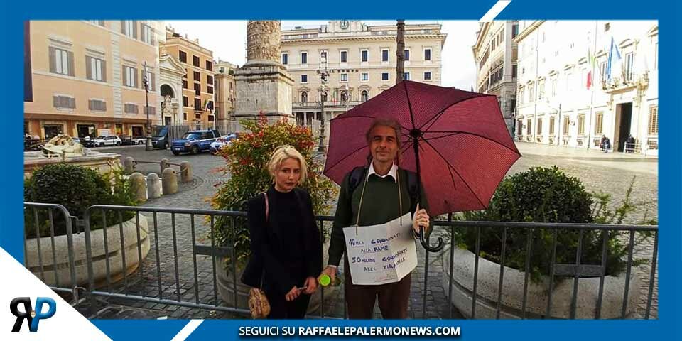 Davide Tutino portato in commissariato e privato del cartello che portava al collo