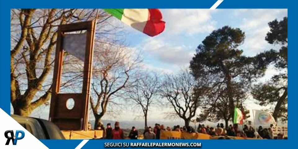 Perugia, in piazza contro il Green pass con una ghigliottina