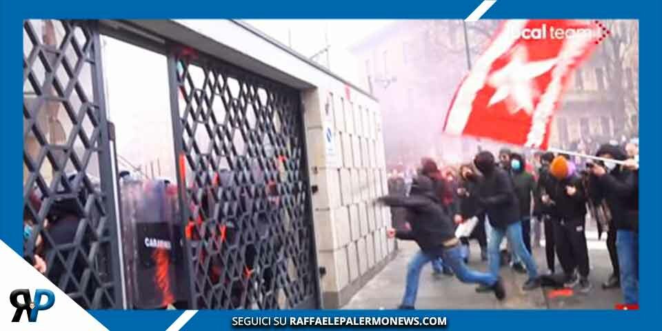 Torino, studenti protestano davanti sede Confindustria: “assassini”