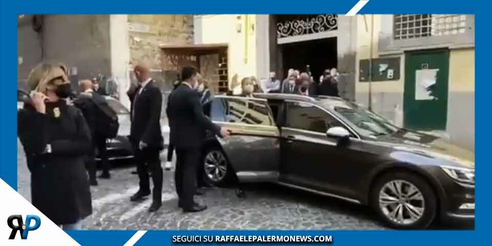 Mario Draghi contestato a Napoli: "Hai distrutto l’Italia. No alla guerra, sì al lavoro" (VIDEO)