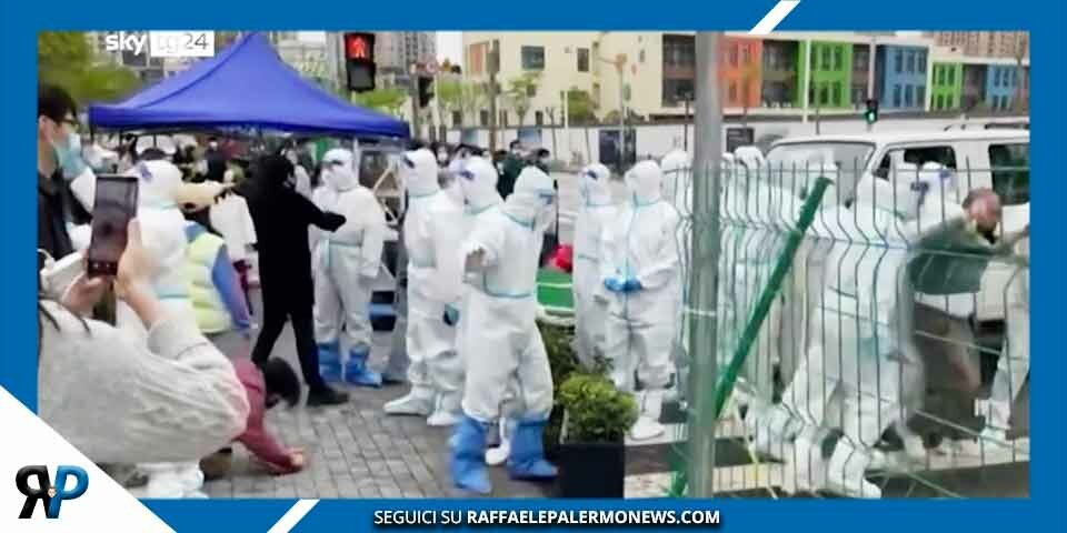 Shanghai stremata dal lockdown: sequestrati edifici residenziali per creare nuovi posti letto per i positivi