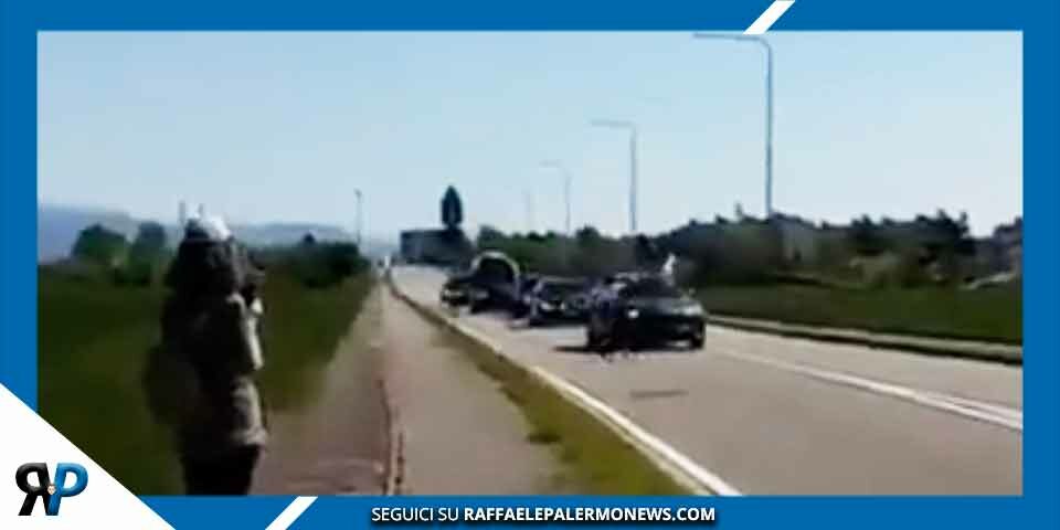 Donna blocca Mattarella: "Traditori, traditori!" Interviene la Digos (VIDEO)