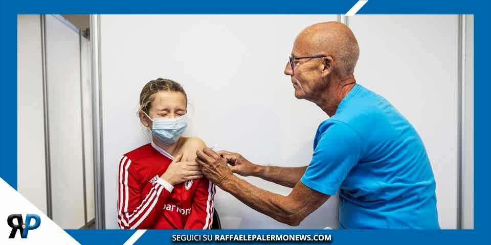 Scienziati danesi si scusano: “Errore far fare i vaccini covid ai bimbi”