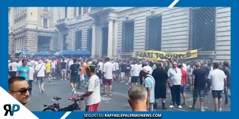 Protesta tassisti davanti a Palazzo Chigi: petardi, fumogeni e cori contro il governo