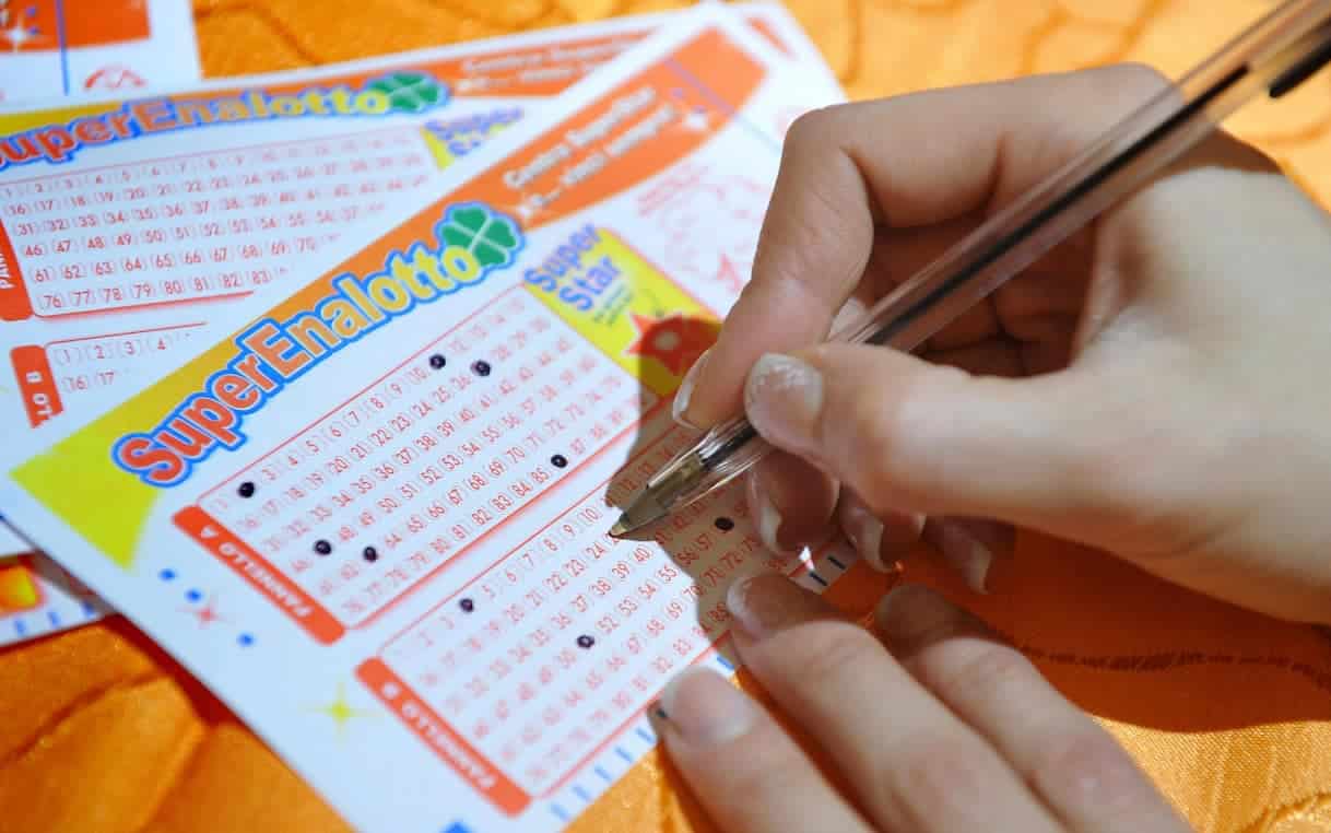 Lotto e Superenalotto, estrazione di oggi 31 marzo: numeri vincenti

                
                


                
                    
                        
                        Lifestyle
                        
                    
                    
                

                Le estrazioni dei numeri dei giochi...
                
                31 mar - 22:20