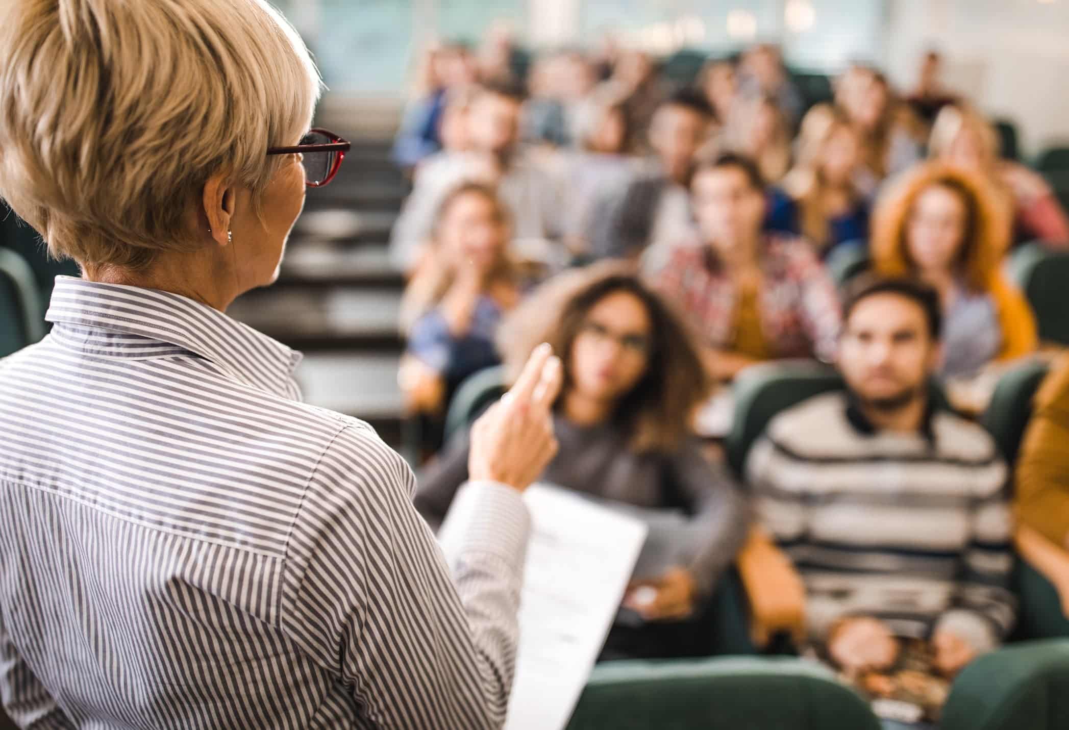 Stipendi scuola, ad agosto arrivano aumenti e arretrati: chi li riceve e cosa controllare sul cedolino