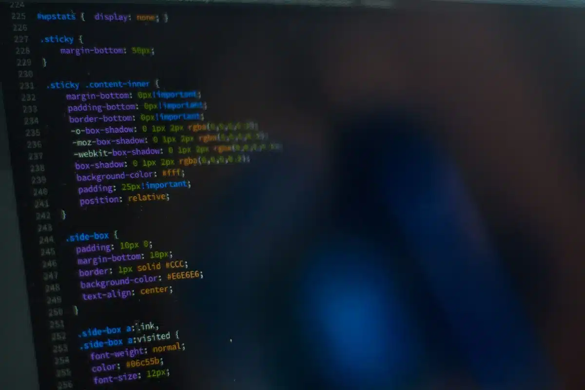 Sviluppo di sistemi di intelligenza artificiale in un ambiente di lavoro tecnologico