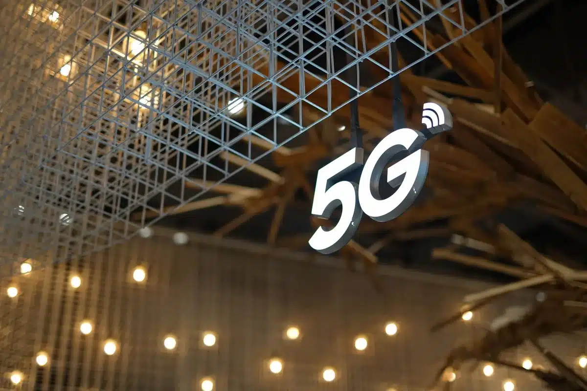 Rappresentazione grafica di una rete 5G con dispositivi connessi