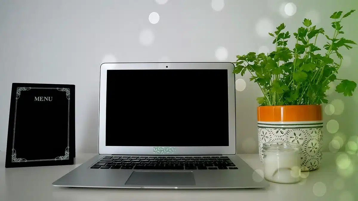 Persona che lavora al computer in ufficio con interfacce digitali sullo schermo