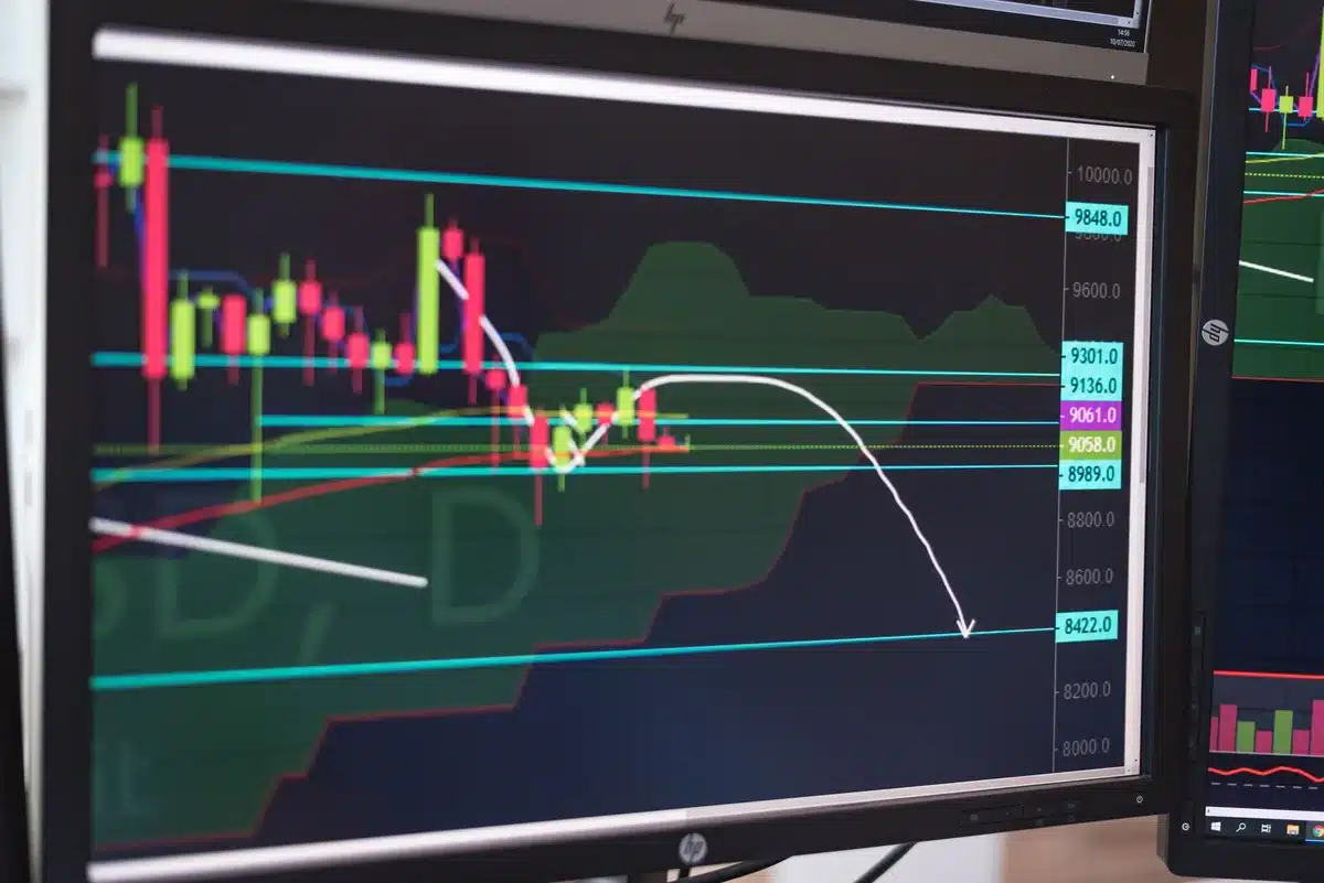 Grafico di prezzo Bitcoin in rialzo con linea ascendente su sfondo digitale