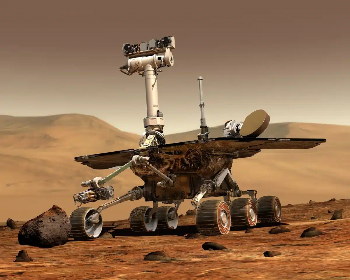 Rover su Marte che analizza il suolo e raccoglie campioni