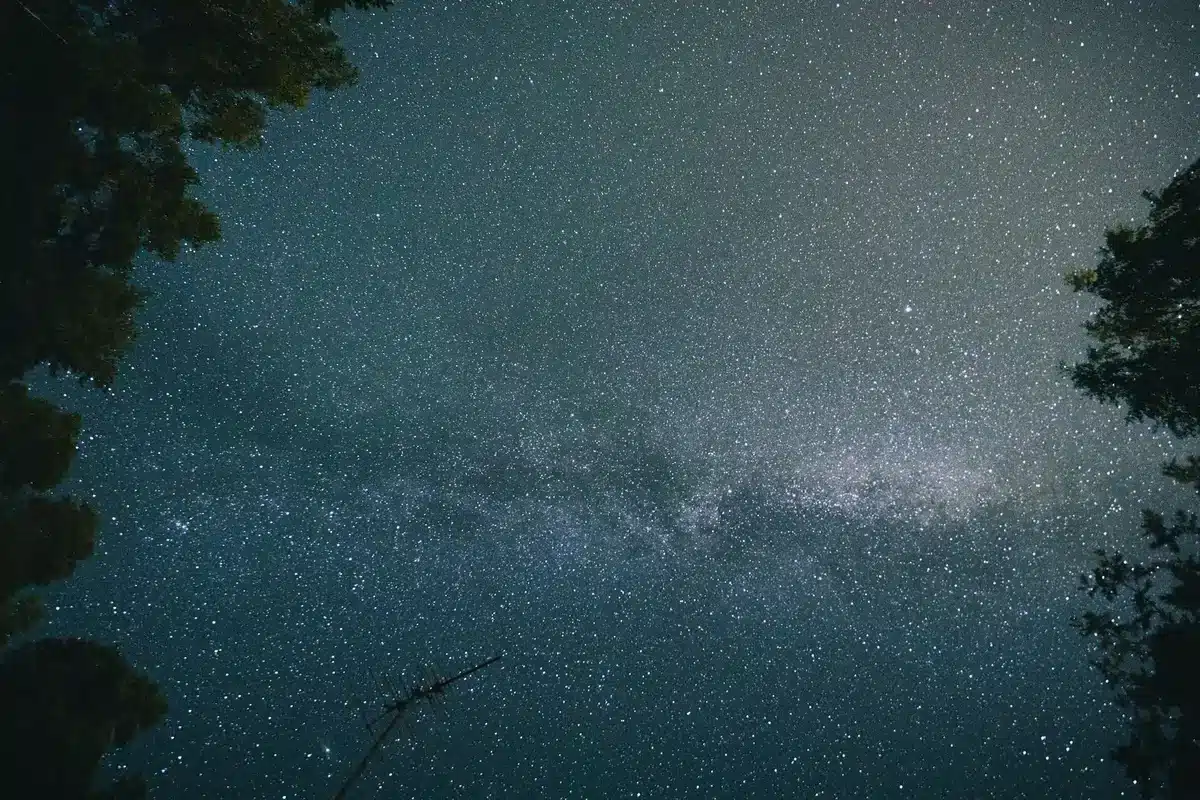 Cielo notturno stellato con galassie e nebule che brillano nello spazio cosmico