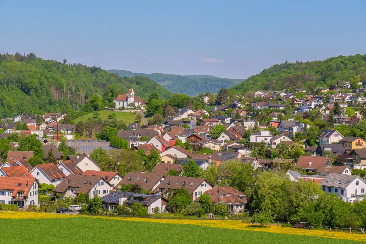 Piccolo villaggio rurale immerso nella natura con case tradizionali