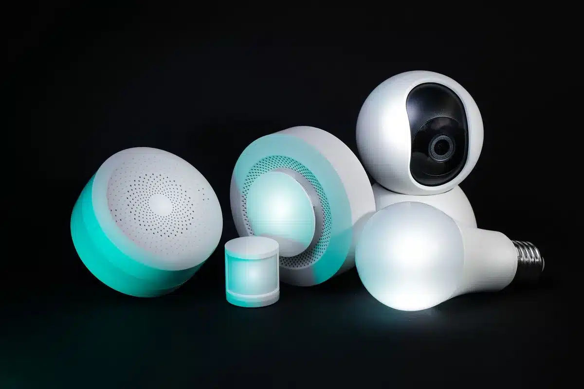 Dispositivi IoT e sensori intelligenti collegati in rete per la raccolta dati urbani