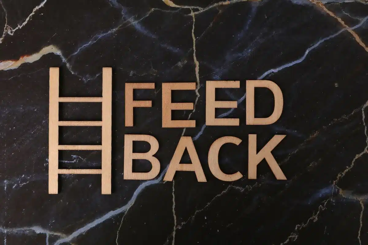 Manager fornisce feedback costruttivo a un dipendente durante una riunione one-to-one.