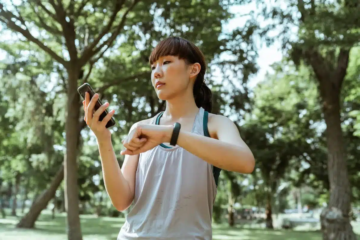Persona che utilizza un'app di allenamento su smartphone per personalizzare il proprio workout