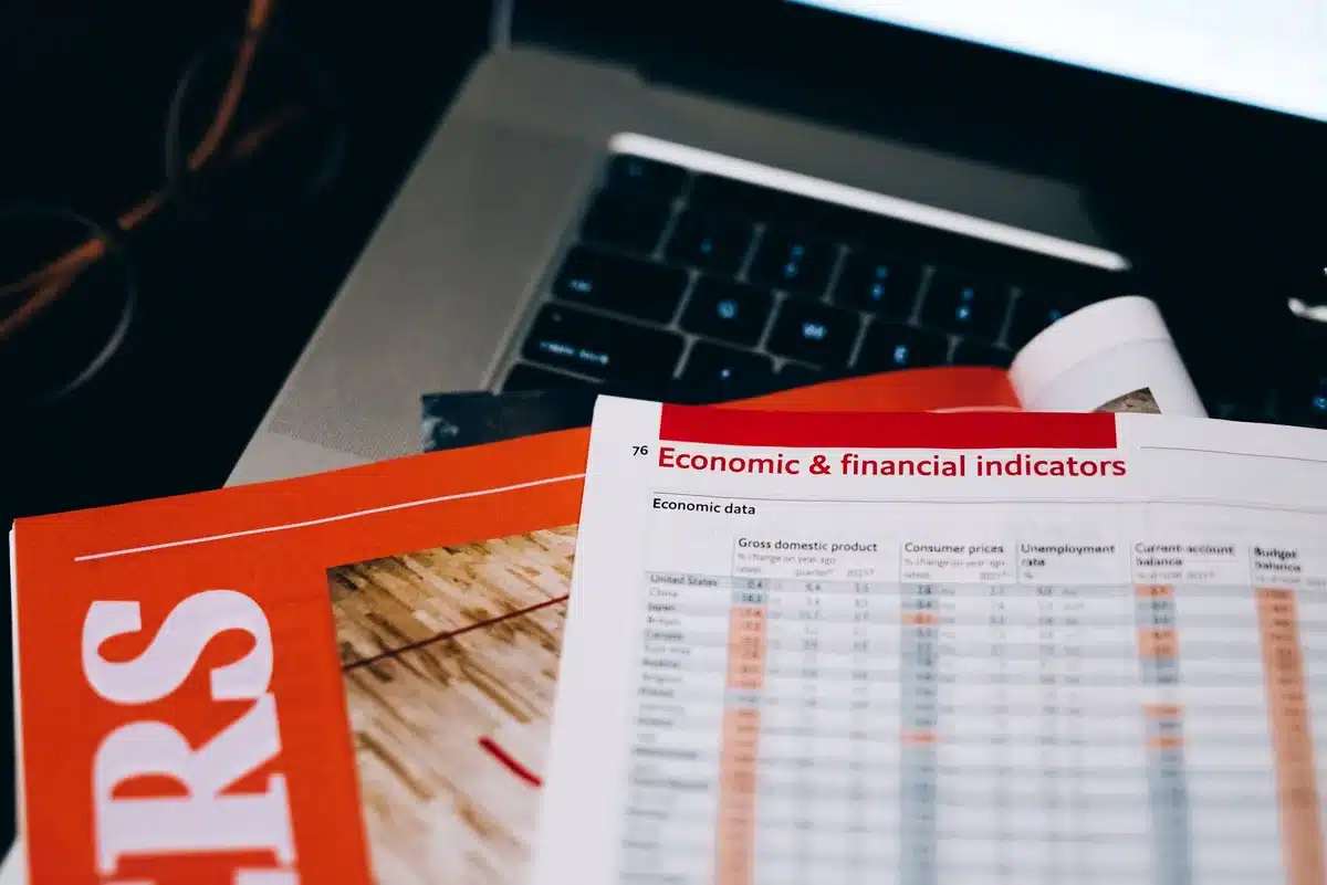 Cumulo di documenti finanziari e banconote che rappresenta il debito pubblico globale in crescita