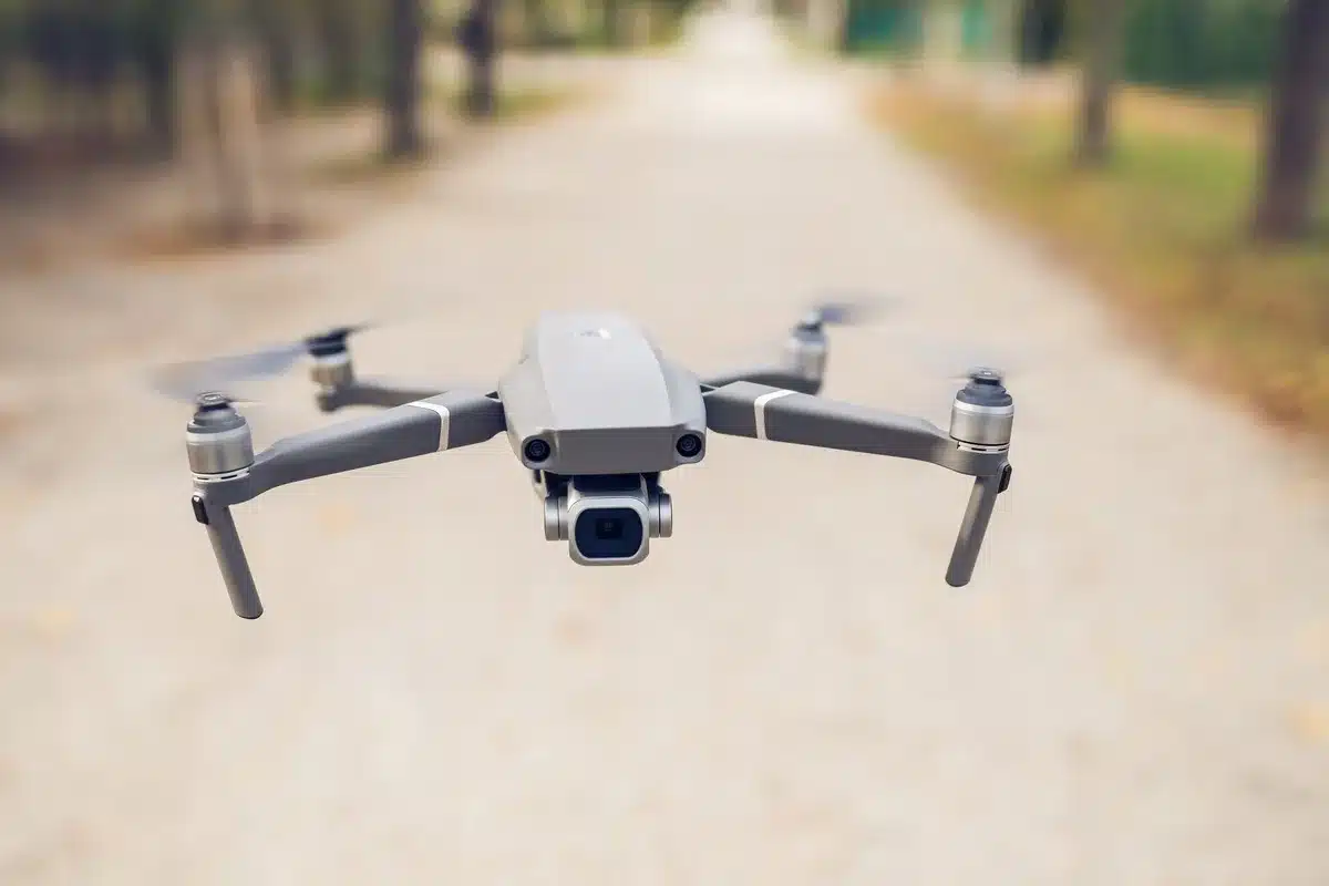 Un drone moderno in volo con tecnologia AI integrata, ripreso da una prospettiva dinamica