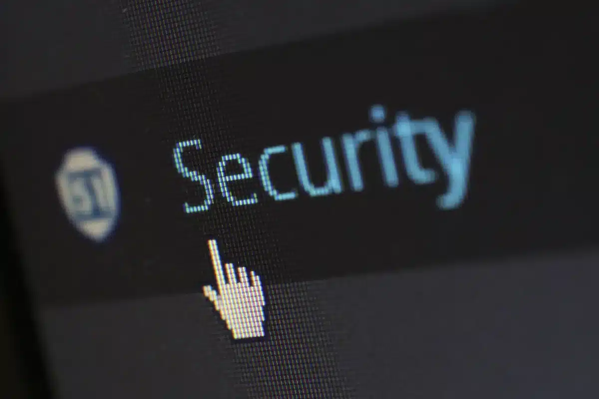 Simboli di protezione dati e privacy digitale, schermo con lucchetto e codice binario