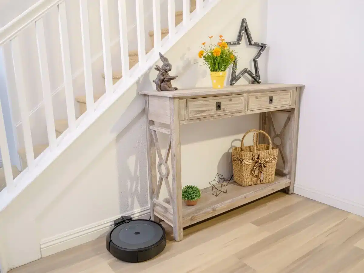 Aspirapolvere robot che pulisce autonomamente un pavimento di casa con superfici diverse