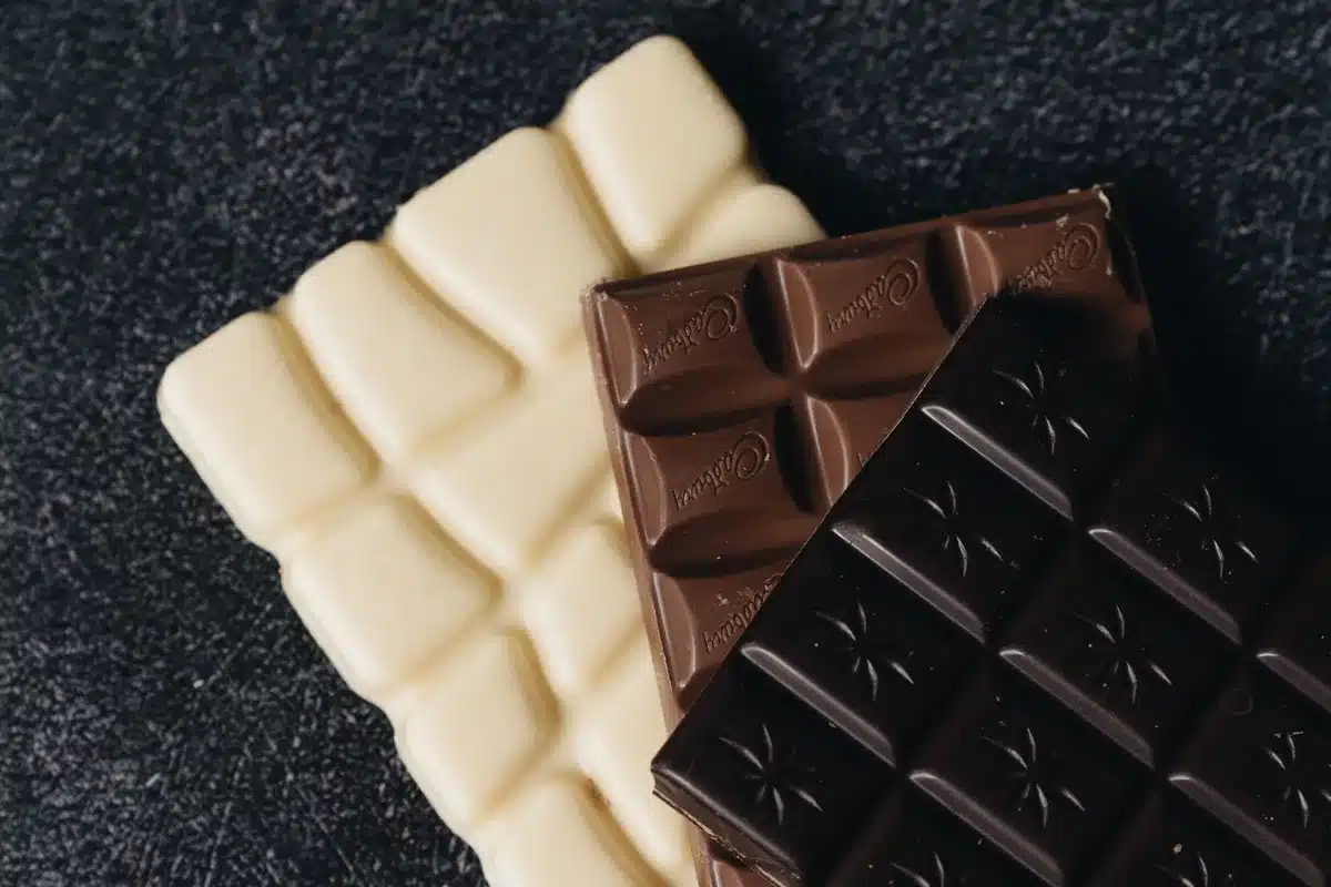 Diversi tipi di cioccolato: fondente, al latte e bianco
