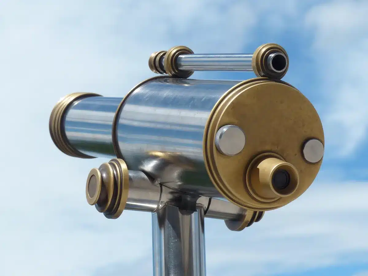 Accessori per telescopi: oculari, filtri e mappe stellari per migliorare le osservazioni.