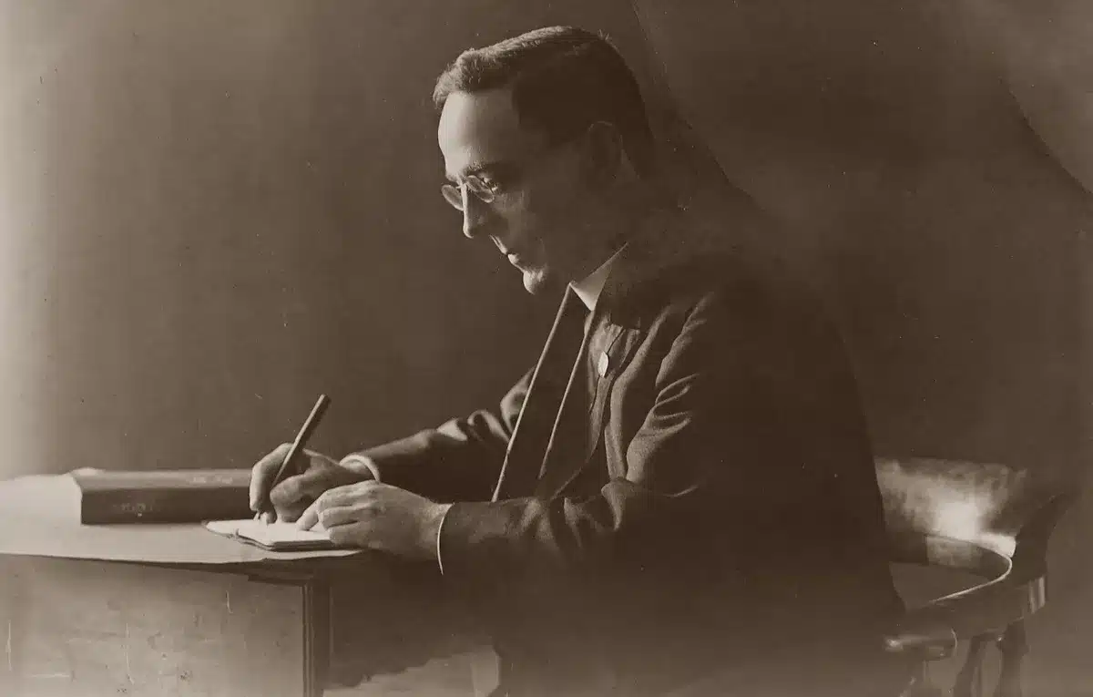 Ritratto di scrittore italiano in studio letterario