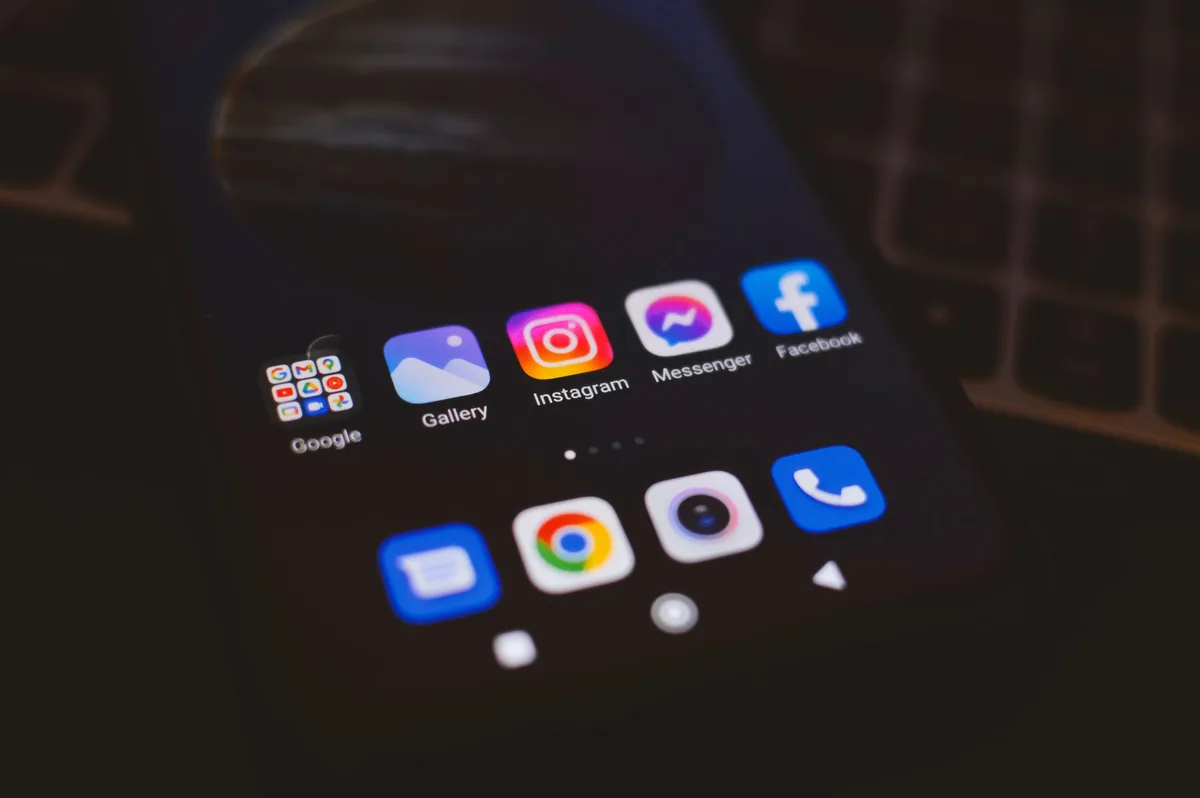 Persone che usano dispositivi digitali con simboli di dati e connessione in uno spazio moderno