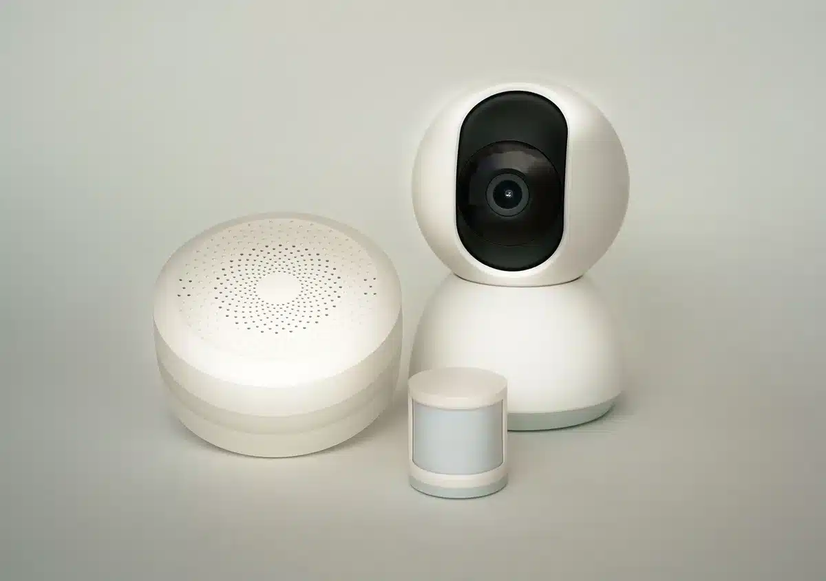 Collage di dispositivi smart home: termostato intelligente, telecamera di sicurezza e sensori