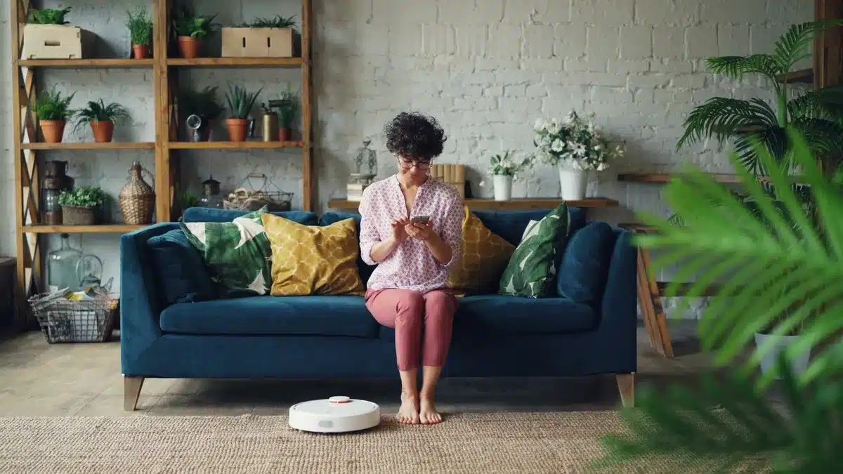 Salotto moderno con dispositivi smart home, termostato digitale, altoparlante intelligente e smartphone