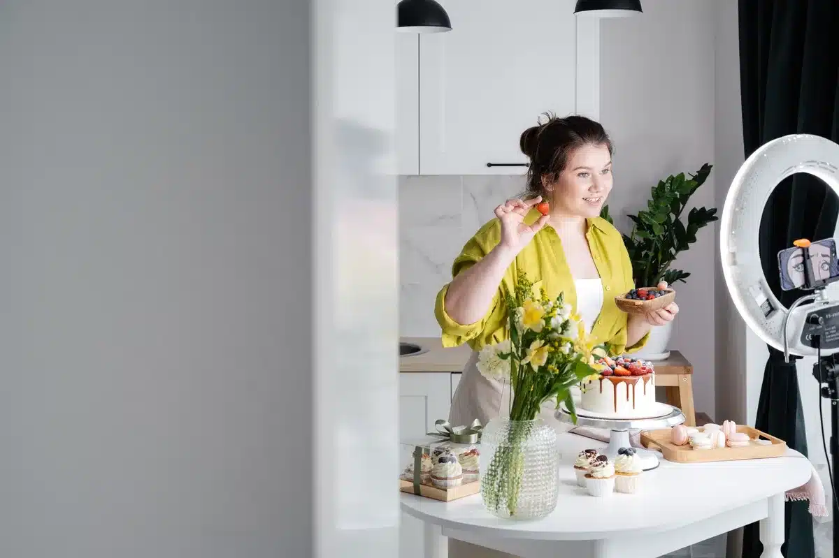 Influencer che assaggia snack davanti a una telecamera per un video sui social media