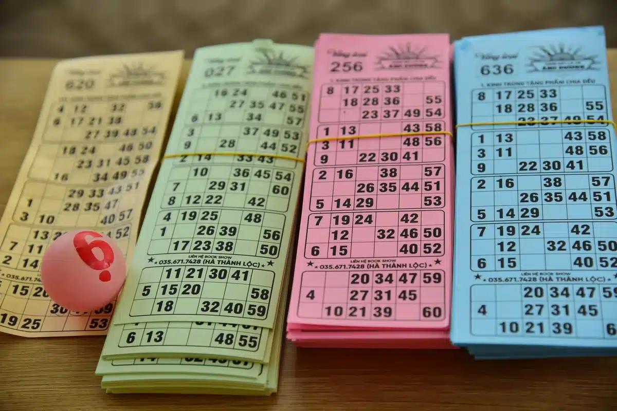 Pallini numerati estratti durante un'estrazione di lotteria
