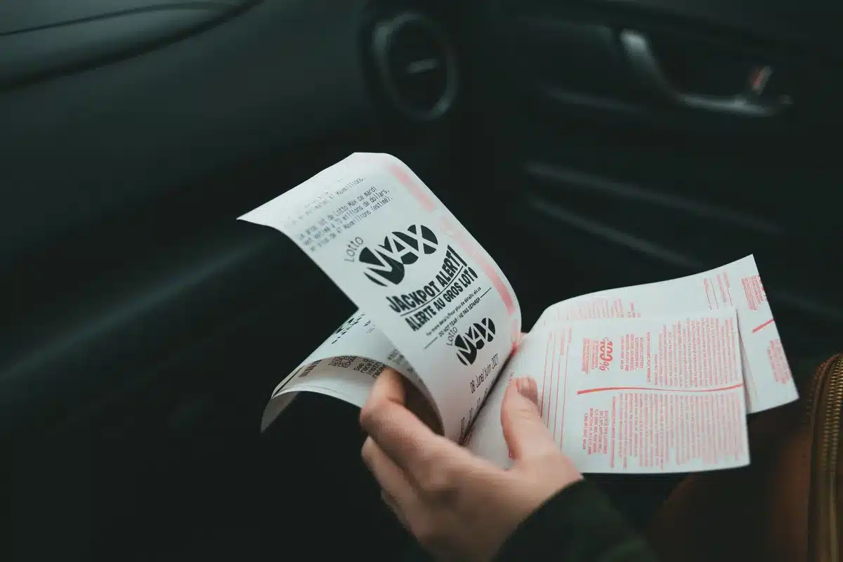 Rappresentazione simbolica di un jackpot in crescita con numeri e monete