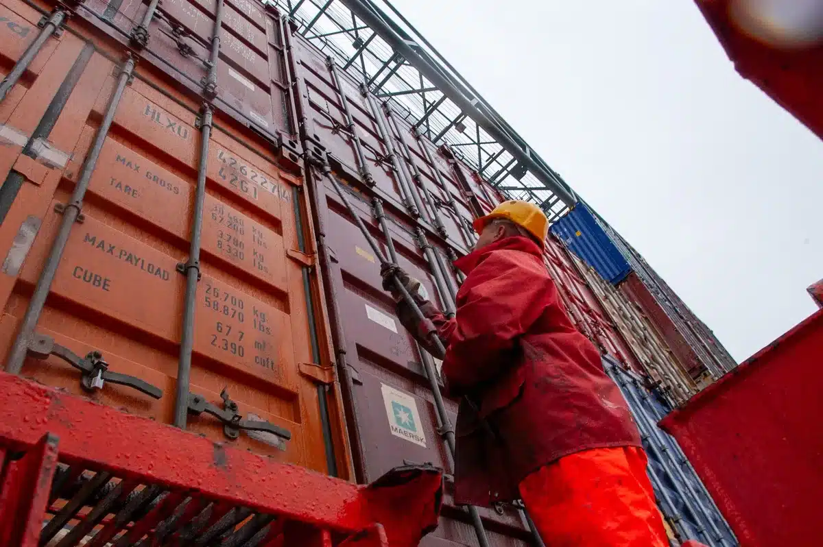 Container di esportazione con bandiera italiana in porto commerciale