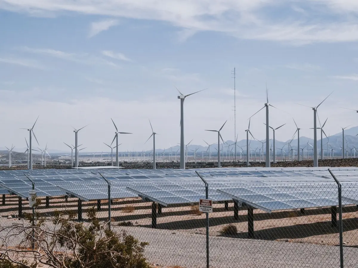 Impianti di energia rinnovabile con pannelli solari e turbine eoliche