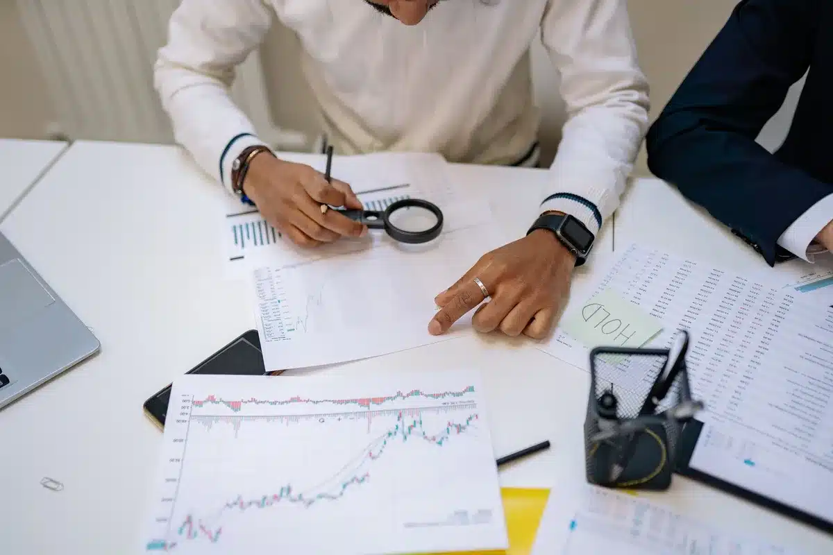 Documenti economici e grafici di crescita su una scrivania di ufficio governativo