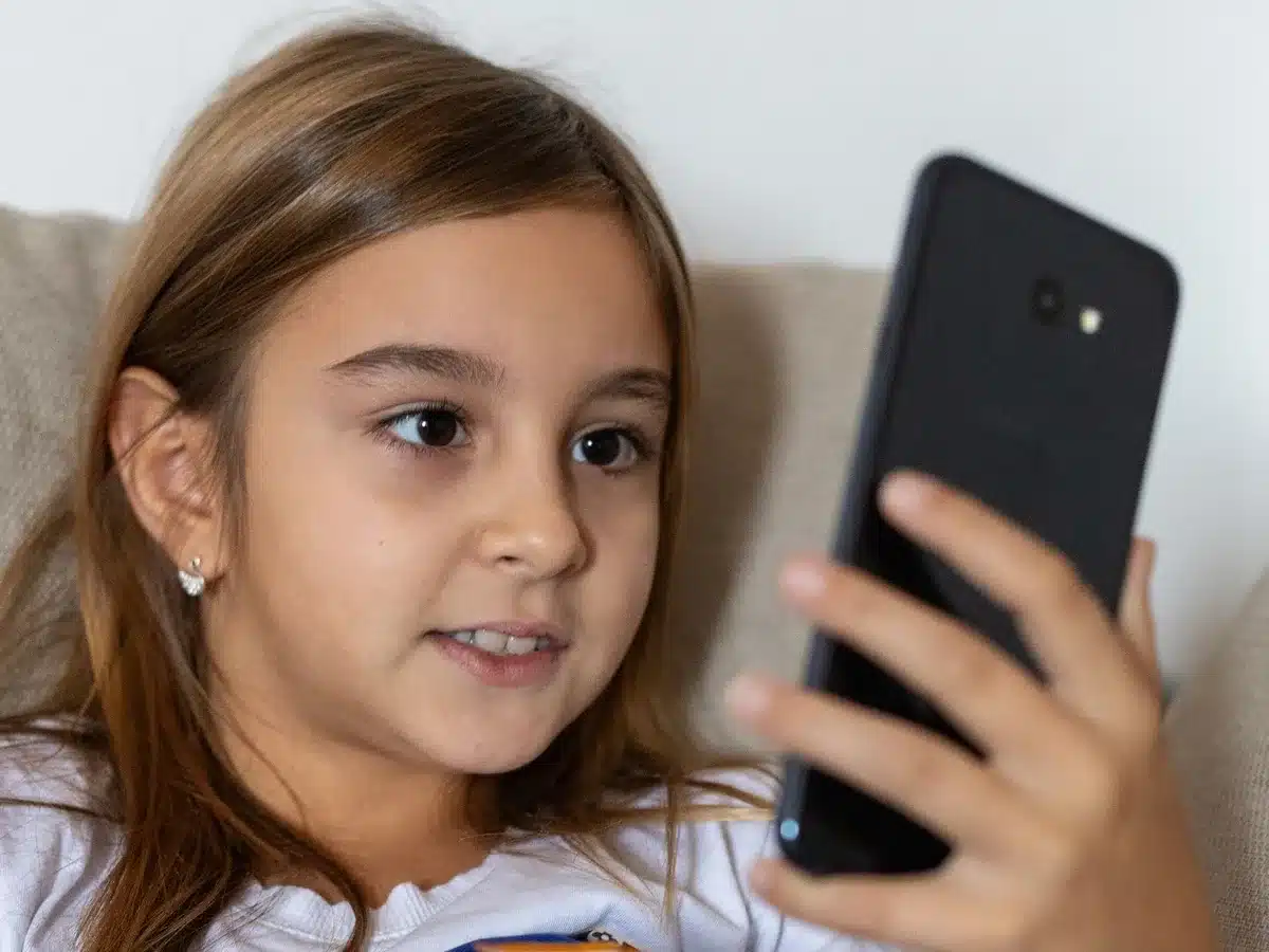 Schermata di controllo genitoriale con limiti di utilizzo e blocchi orari su dispositivo mobile
