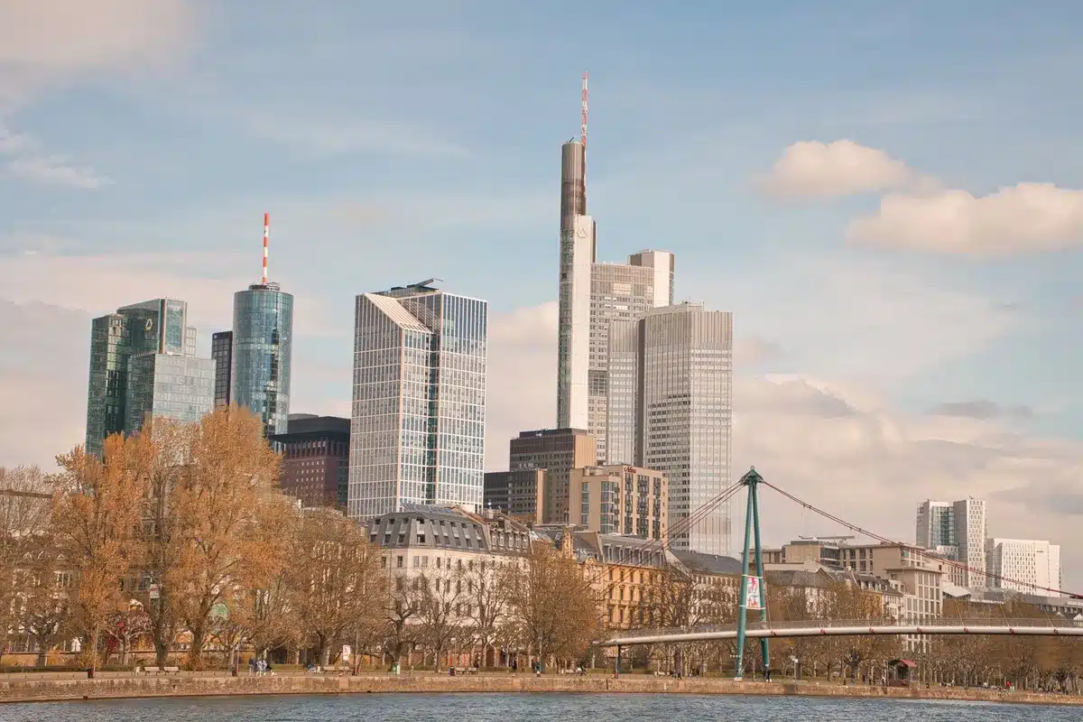 Grattacieli di banche nel panorama urbano di una città moderna