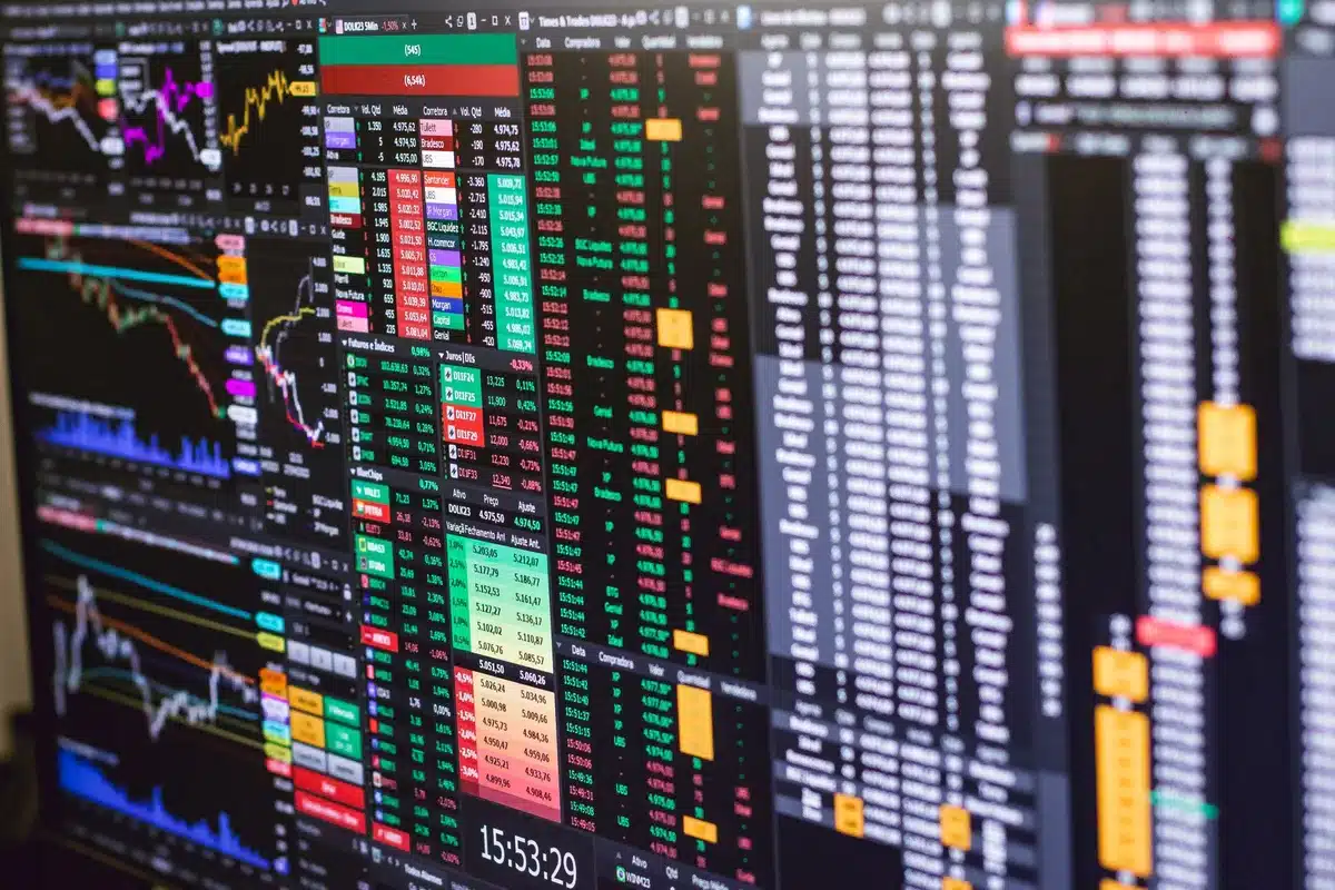 Sala di negoziazione con schermi finanziari e dati di mercato in tempo reale