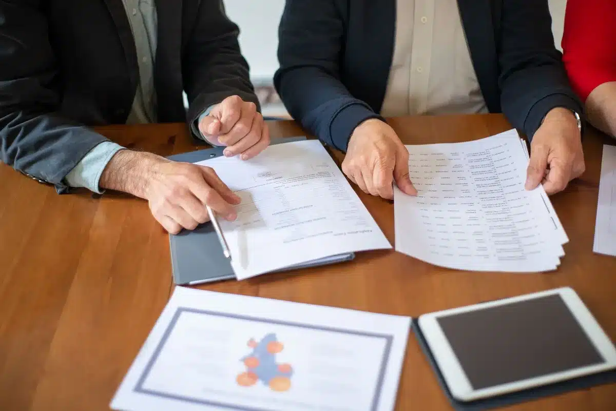 Documenti finanziari e grafici su una scrivania di ufficio moderno con telefono