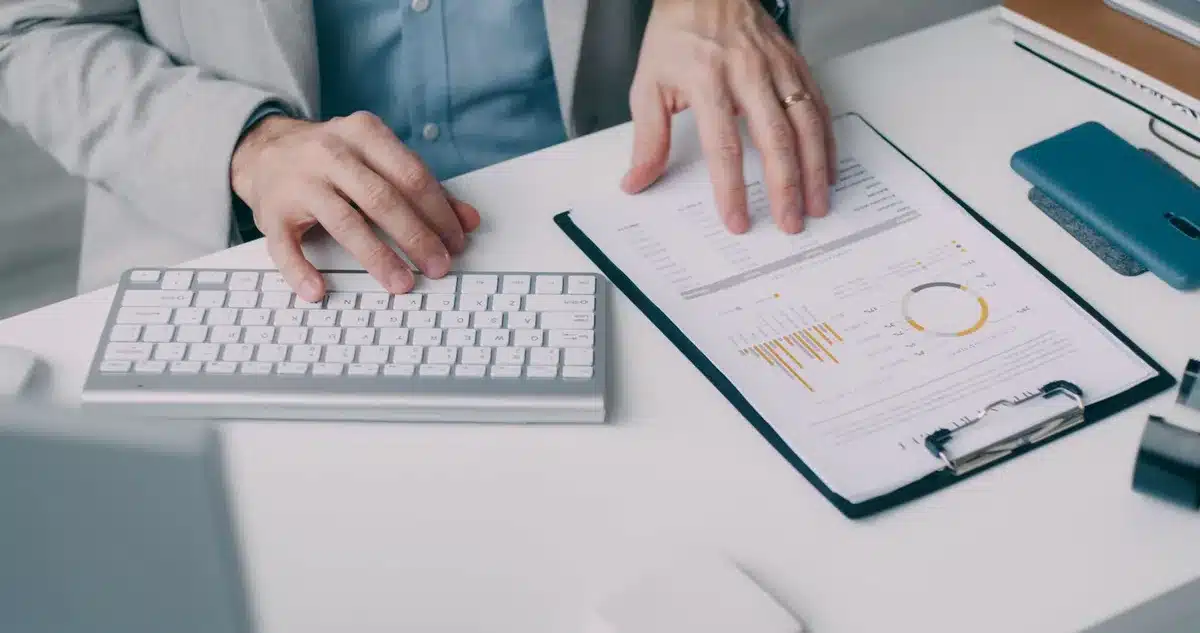 Documenti di strategia di fusione e offerte pubbliche su scrivania finanziaria