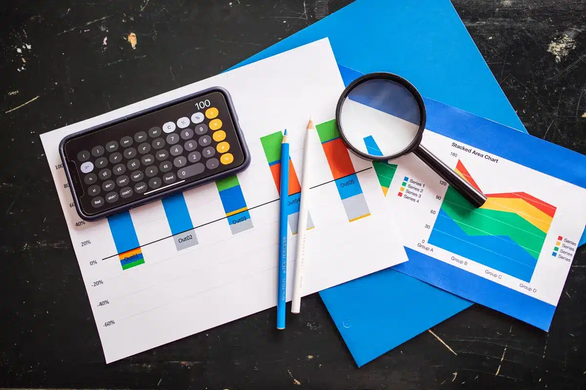Grafici e dati aziendali visualizzati su schermi in un ambiente di lavoro moderno