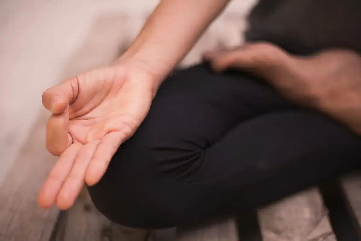 Persona che medita in posizione tranquilla per ridurre lo stress e prendersi cura della salute mentale