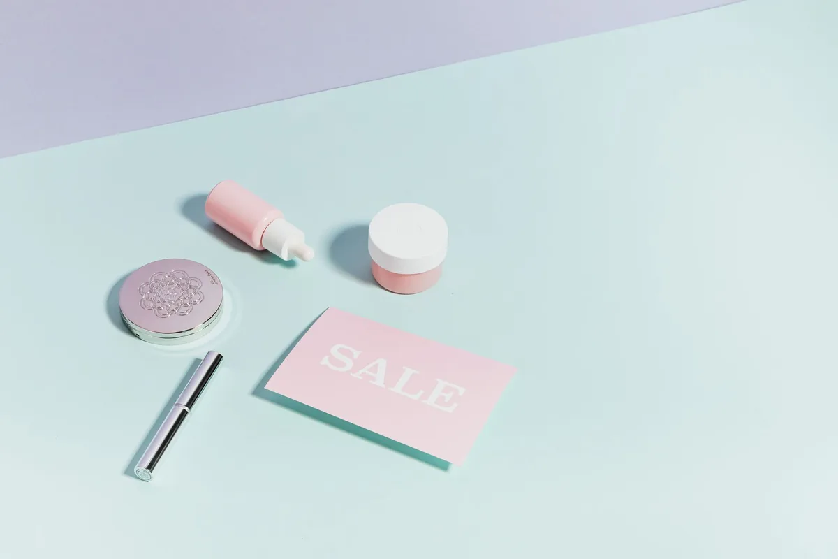 Flaconi di prodotti per la cura della pelle e cosmetici innovativi su una superficie neutra