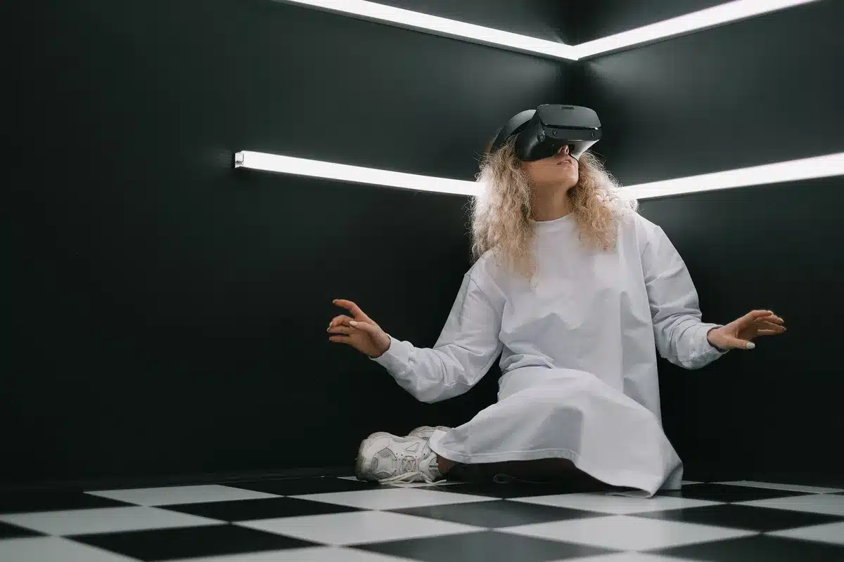 Cliente indossa visore di realtà virtuale per provare capi di abbigliamento in ambiente immersivo