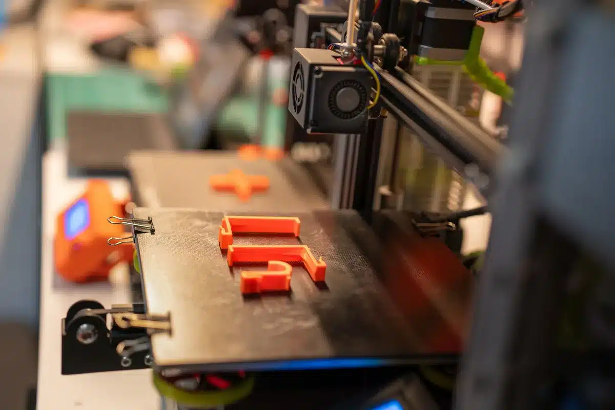 Stampante 3D in azione durante la produzione di un capo di moda personalizzato